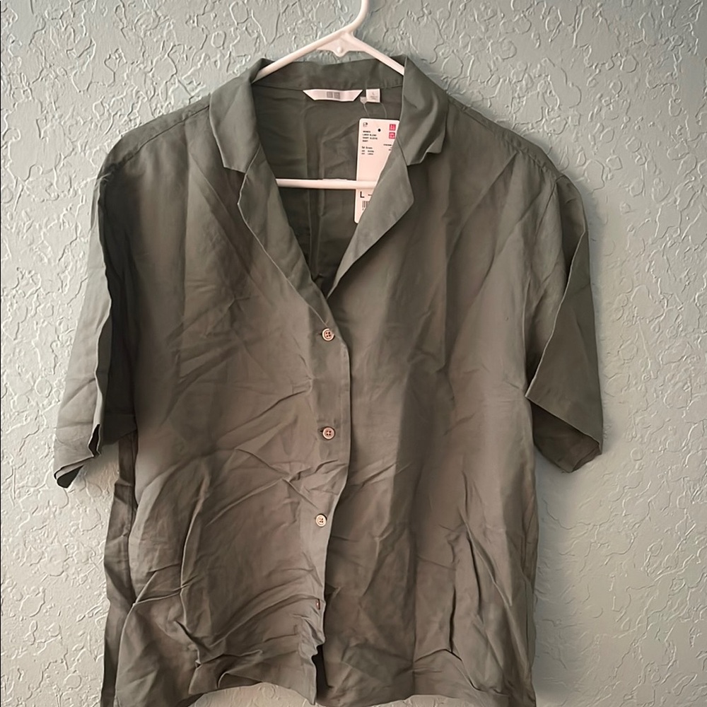 Uniqlo Olive Green Short Sleeve Button-Down Shirt